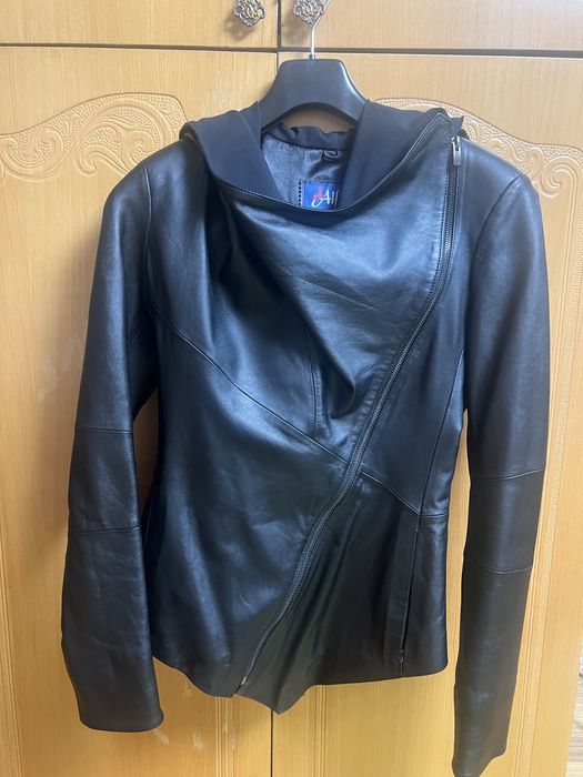 Шкіряна жіноча куртка