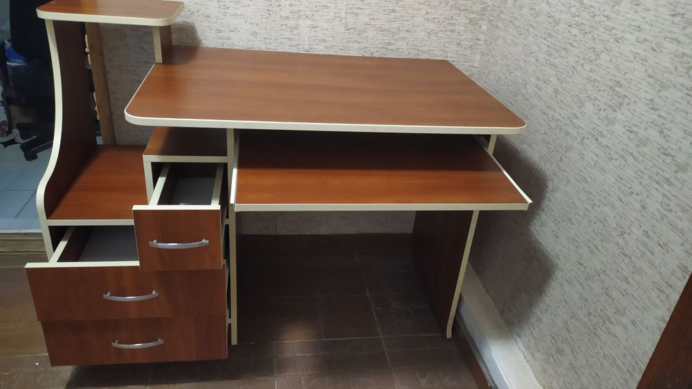 Комп'ютерний стіл