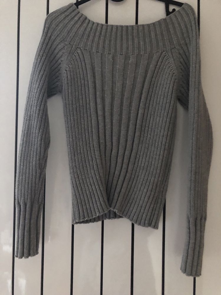 Szary sweter z odkrytymi ramionami Mango r. L