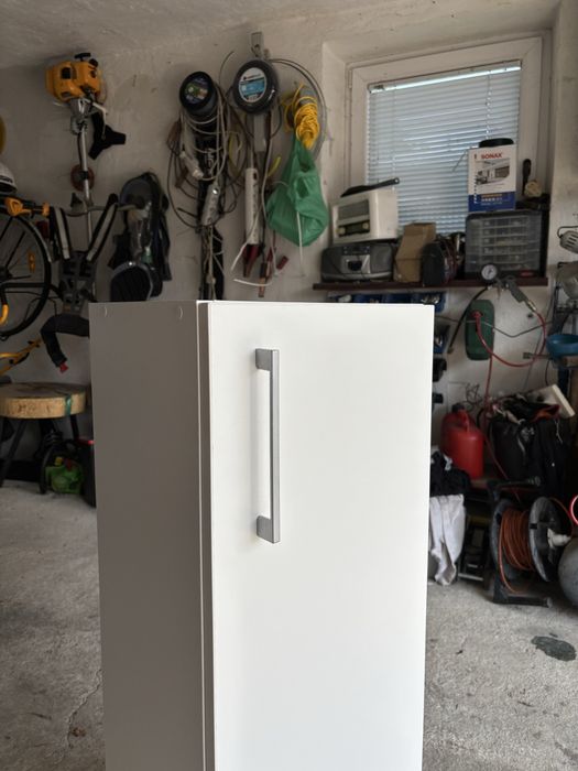 Szafka biała robiona przez stolarza z półkami