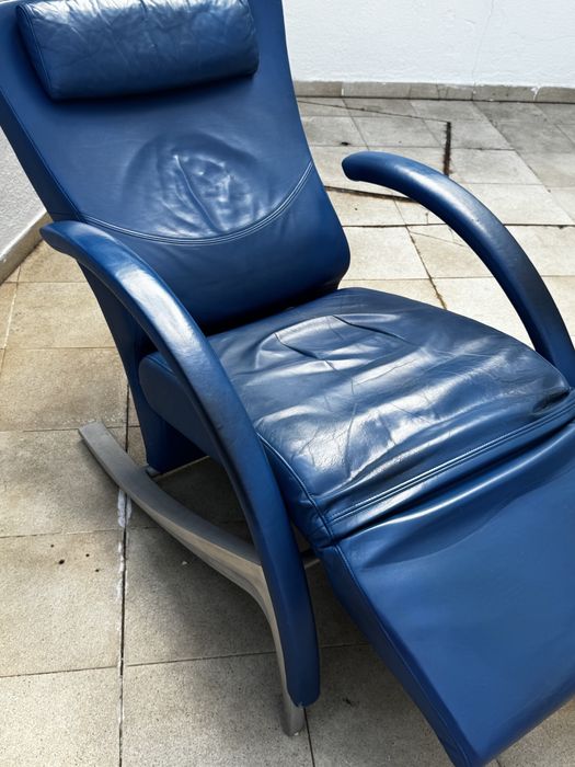 Cadeirão Rolf Benz – Design Alemão em Pele Azul