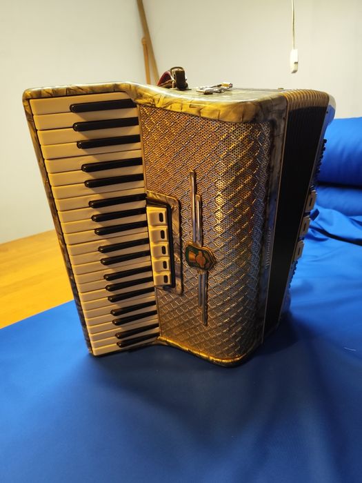 Akordeon WELTMEISTER 120 basy