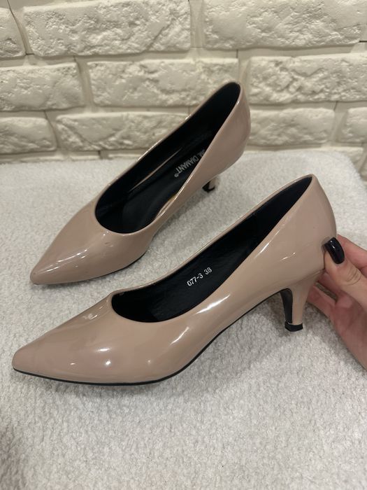Bezowe buty na obcasie lakierowane 38 JM. Diamant