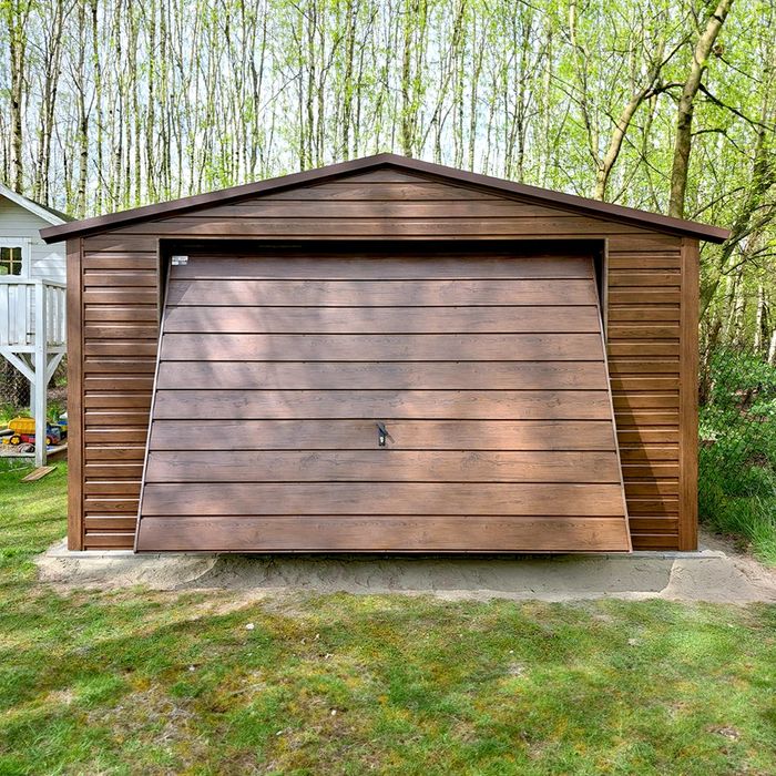 Garaż blaszany pojedynczy 4x6 drewnopodobny - Dach dwuspadowy, Brama u