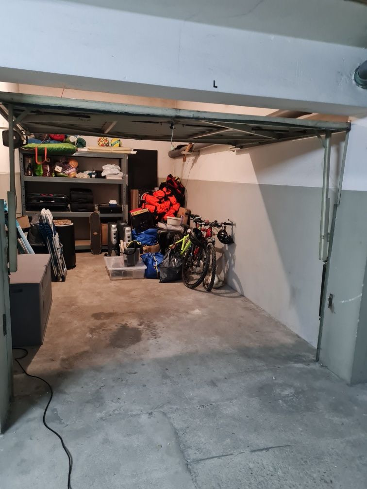 Garagem box fechada situada numa cave de um predio