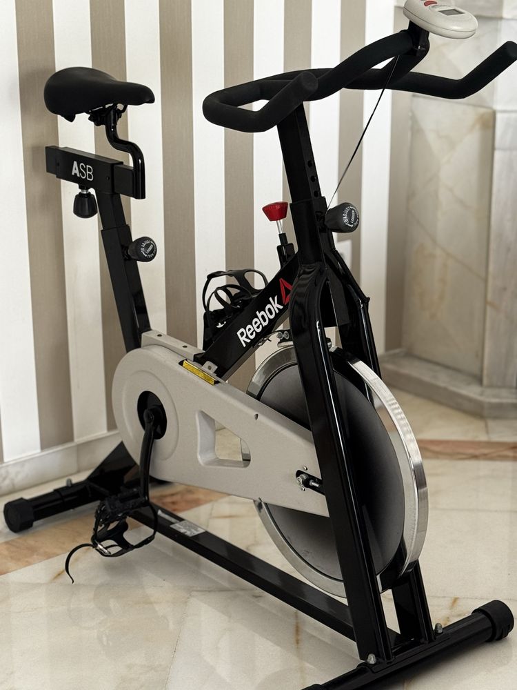 Bicicleta Reebok estática muito robusta