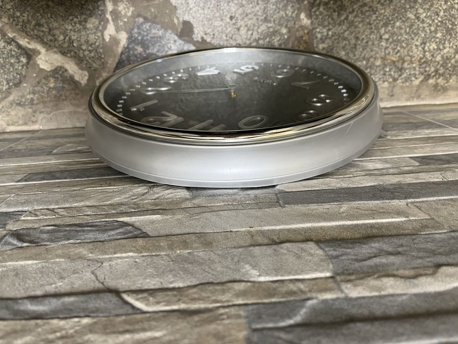 Часы настенные  с глюком