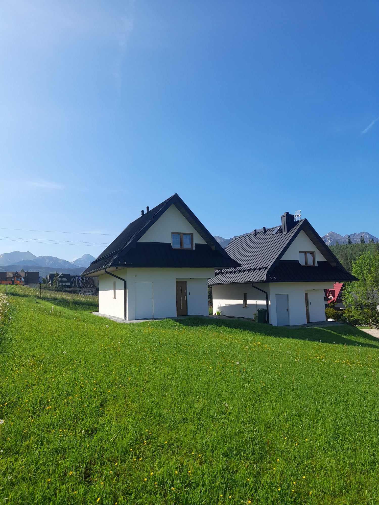 Domki nad Borem z widokiem na góry