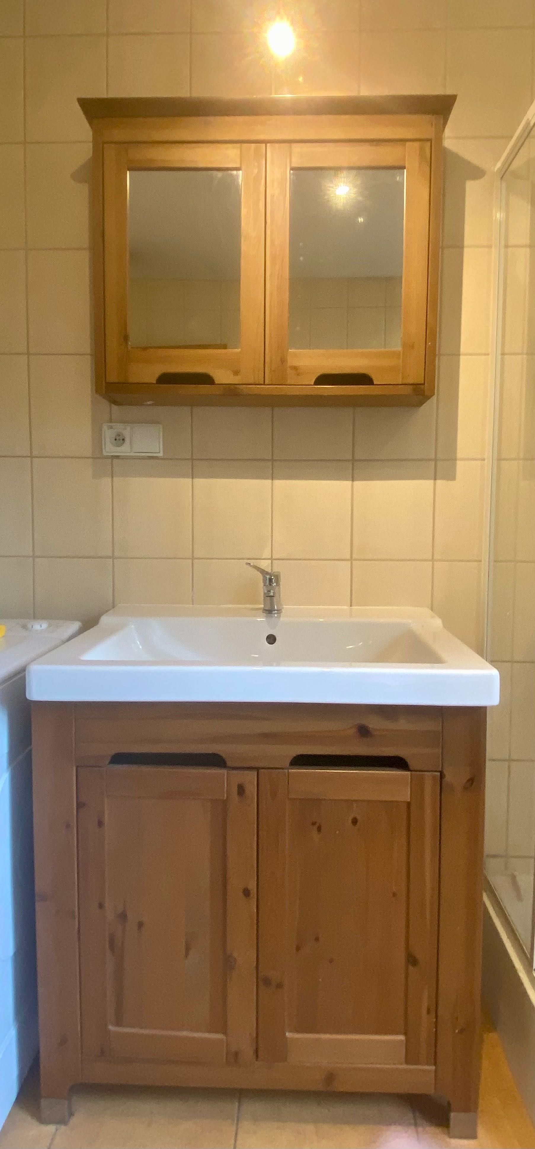 Meble łazienkowe z lustrem, umywalka i baterią