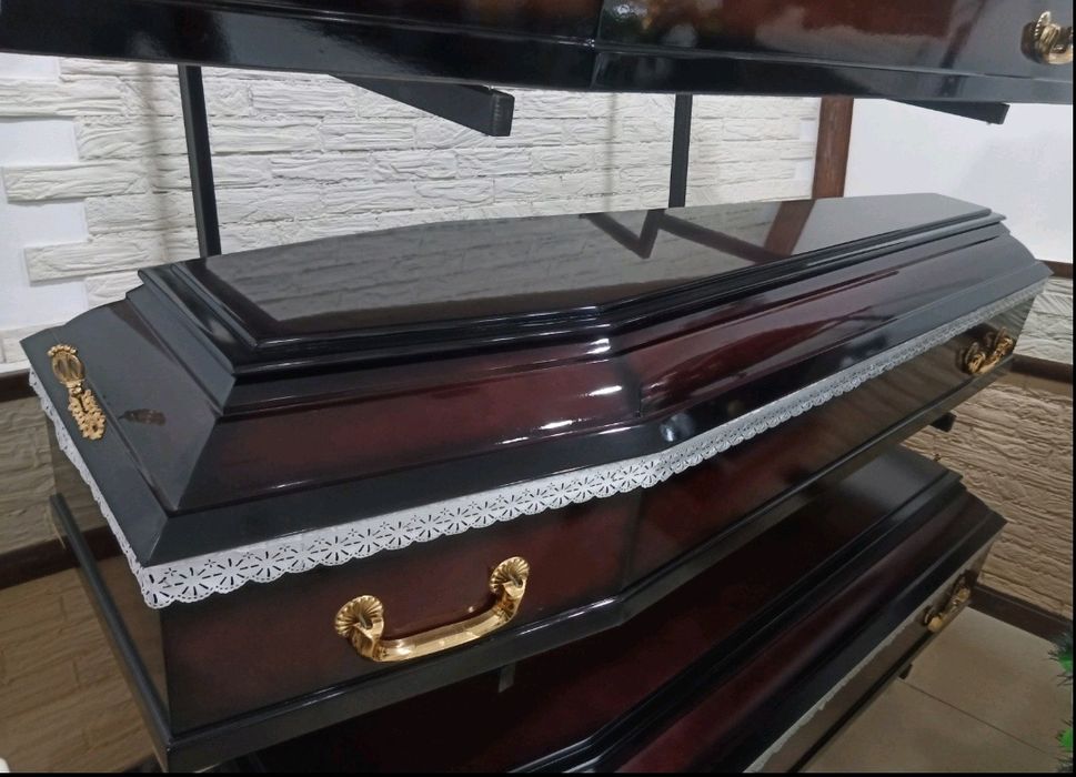 Лакові труни від виробника