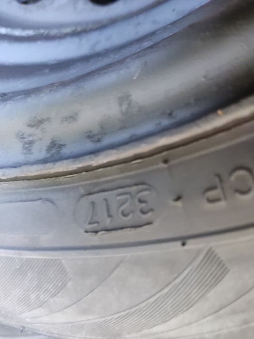 Komplet 4 kół z oponami zimowymi Nokian plus kołpaki Toyota Auris