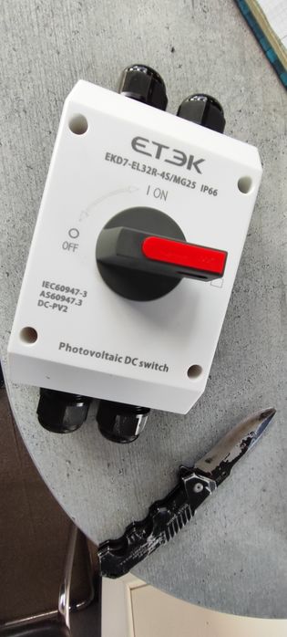 Фотогальваніческий двохполевий  сонячний ізоляційний перемикач