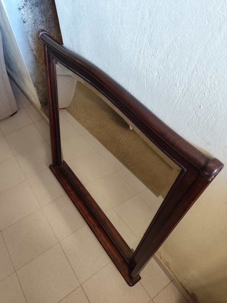 Espelho com moldura em madeira