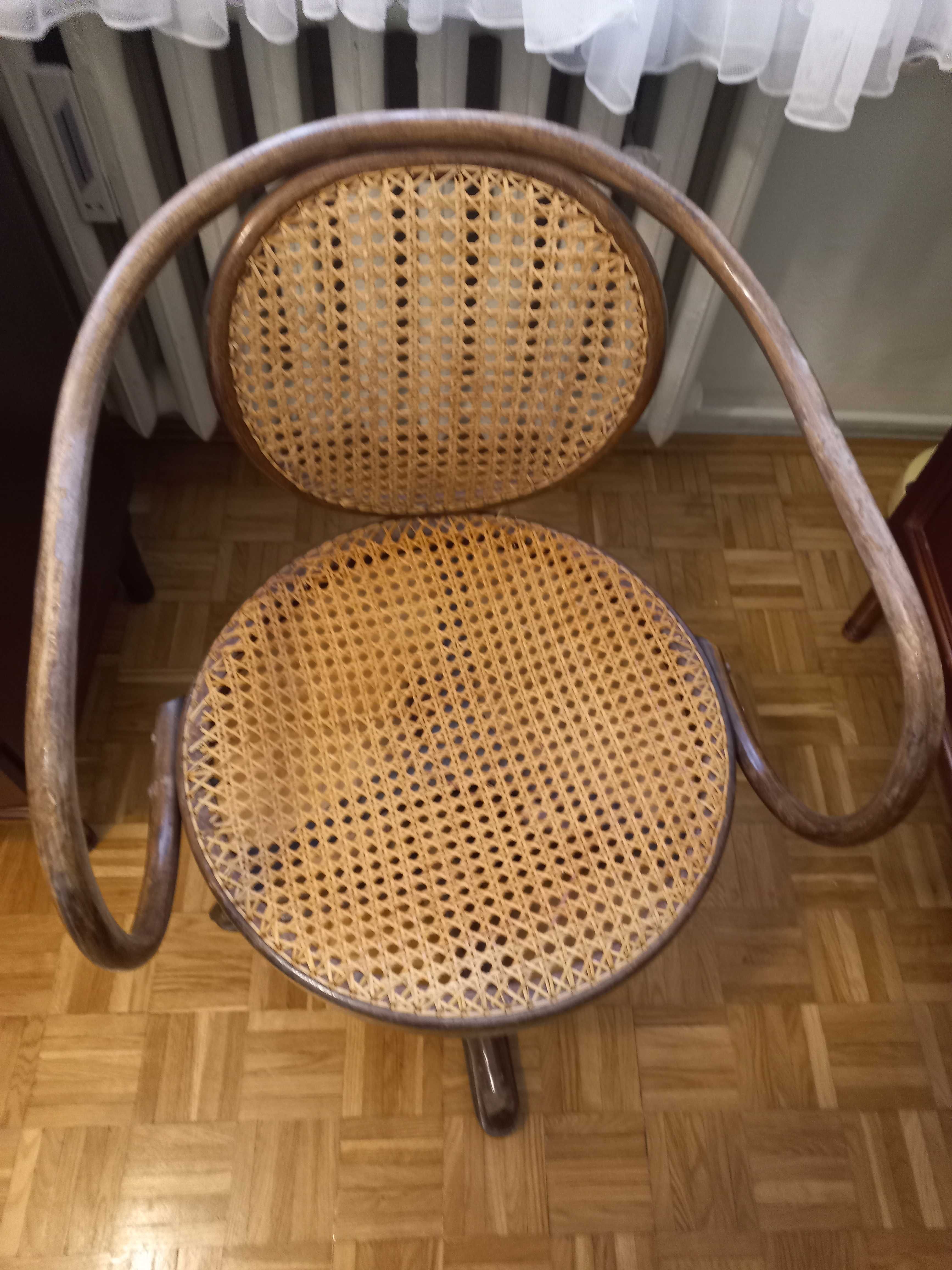 Sprzedam drewniany fotel obrotowy w stylu Thonet