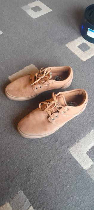 sapatilhas Globe em camurça quase novas