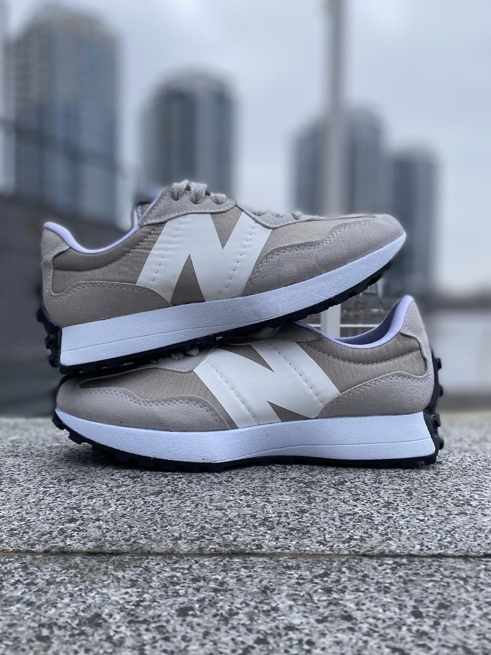 Зручні кросівки New Balance 327 Beige & White