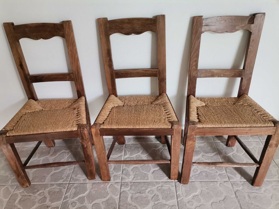 3 Cadeiras com acentos de bunho