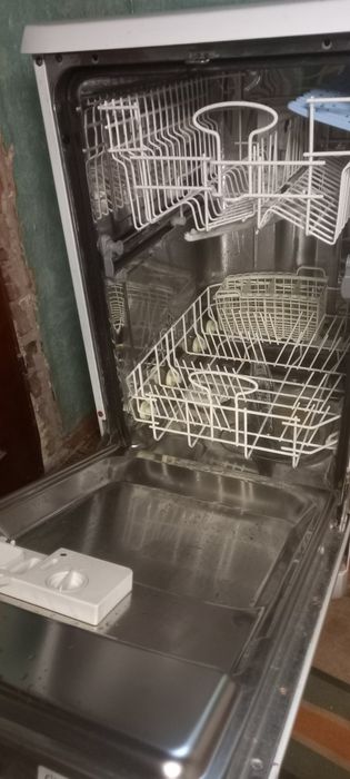 Посудомийна машина indesit