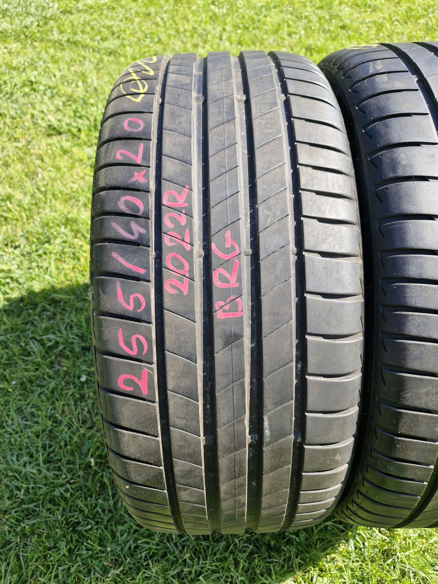 Para Opony letnie Bridgestone 255/40 20R 6,5mm 2022rok