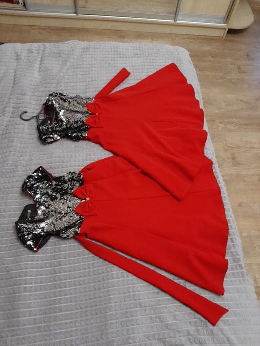 Два чудові червоні плаття