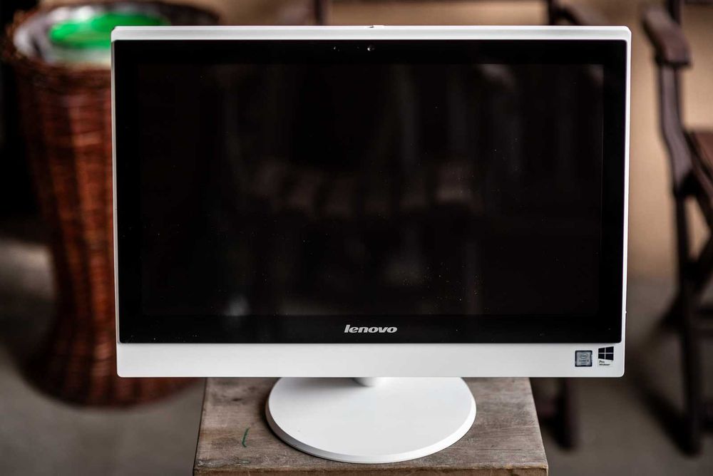 komputer All-In-One Lenovo i5/8GB/256GB SSD/Full HD/Windows licencja