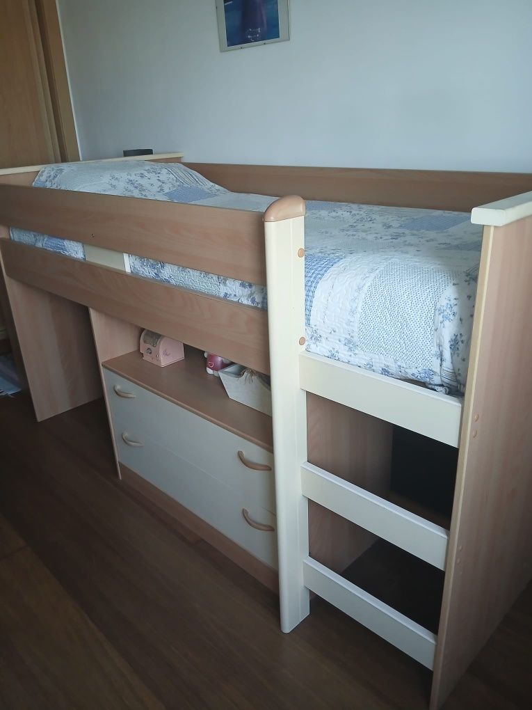 Quarto criança, cama, cómoda e roupeiro