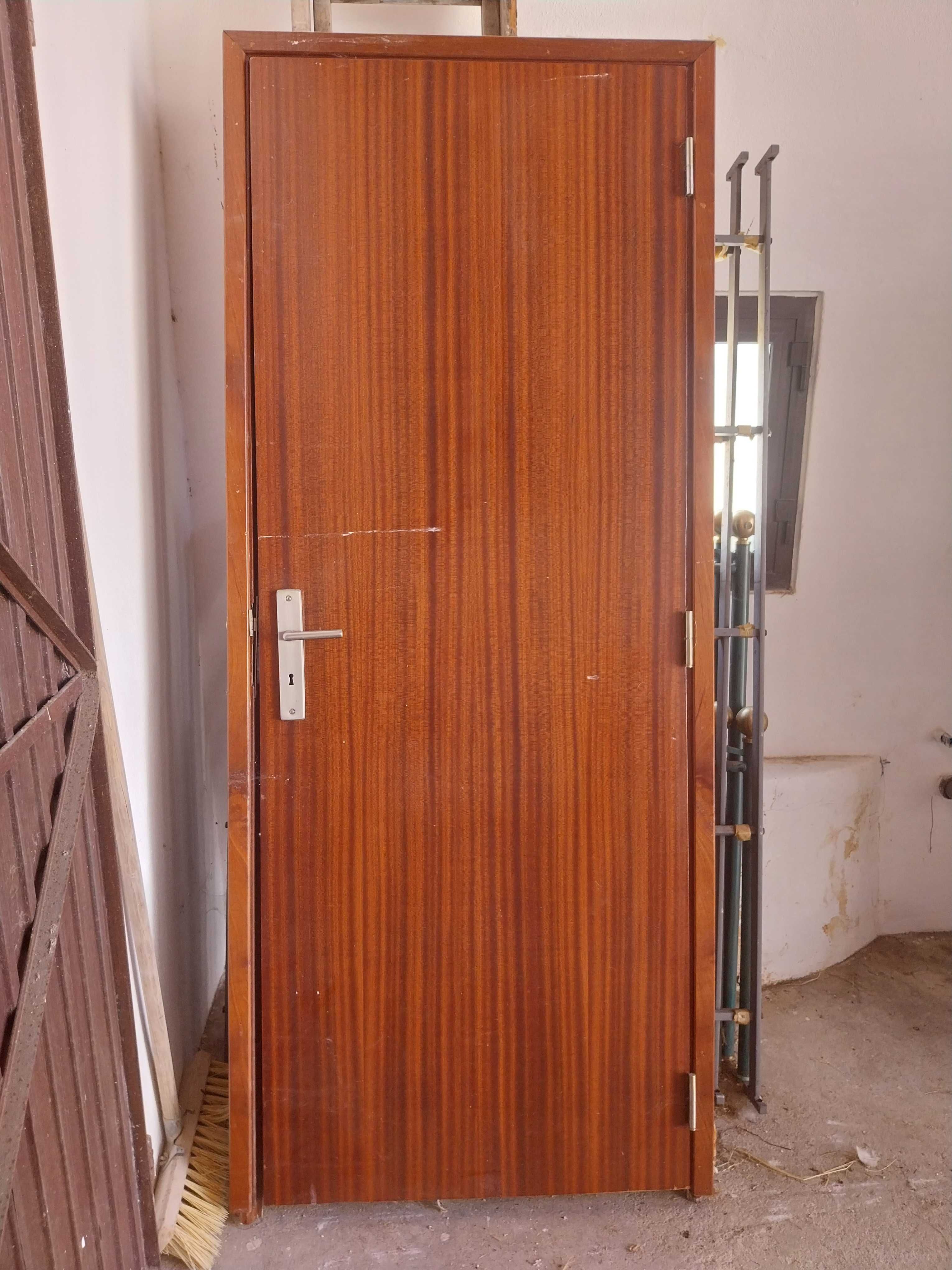 Porta interiot castanha om aro 197x75