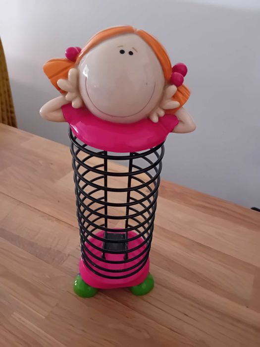 Porta-CDs Decorativo com Boneca – Vintage e Divertido