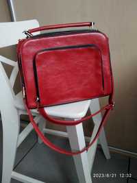 torebka czerwony kuferek w stylu retro