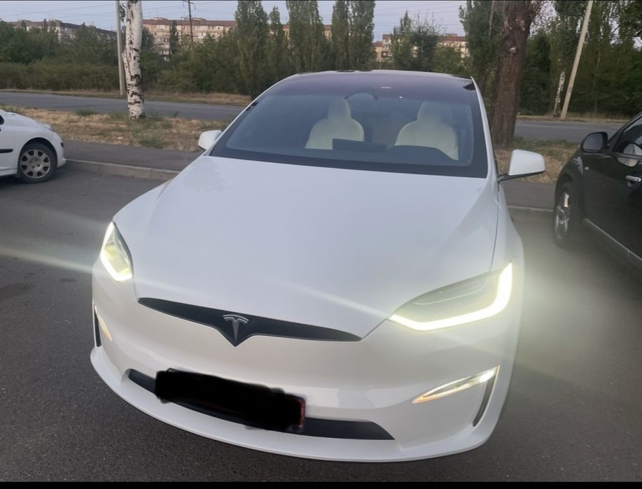 Оренда Автомобіля Tesla X