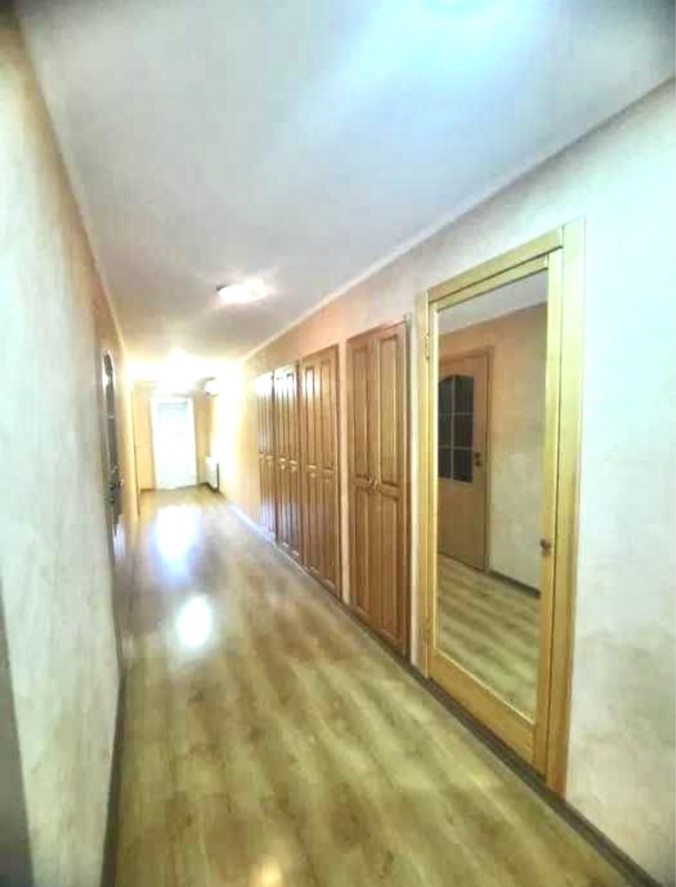 Продается дом в центре города в Александроском р-не.
