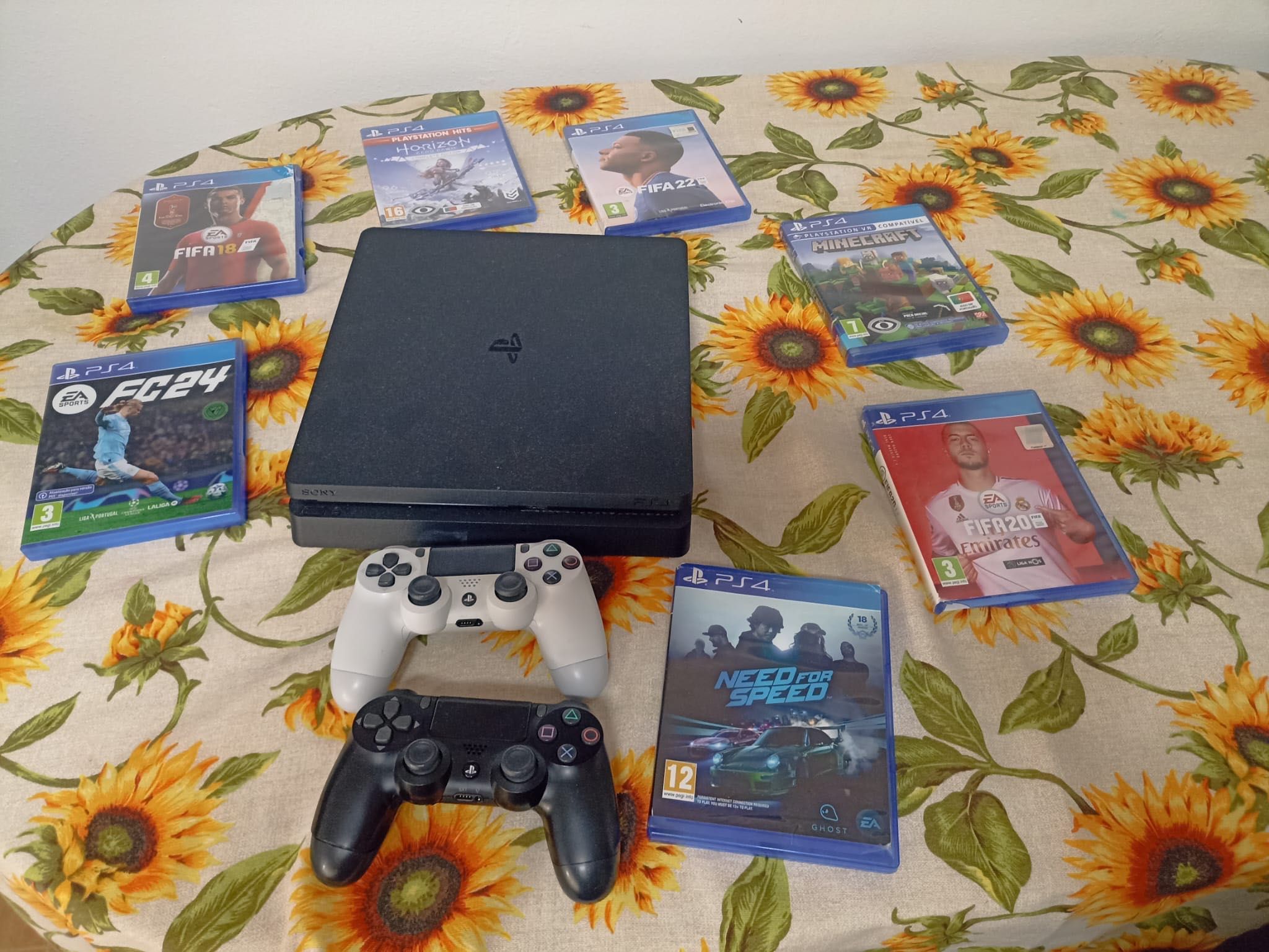 PLAYSTATION 4 Slim 1 tB  C/ 2 comando + jogos