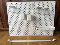 Tablica Ikea Skadis nad biurko z akcesoriami