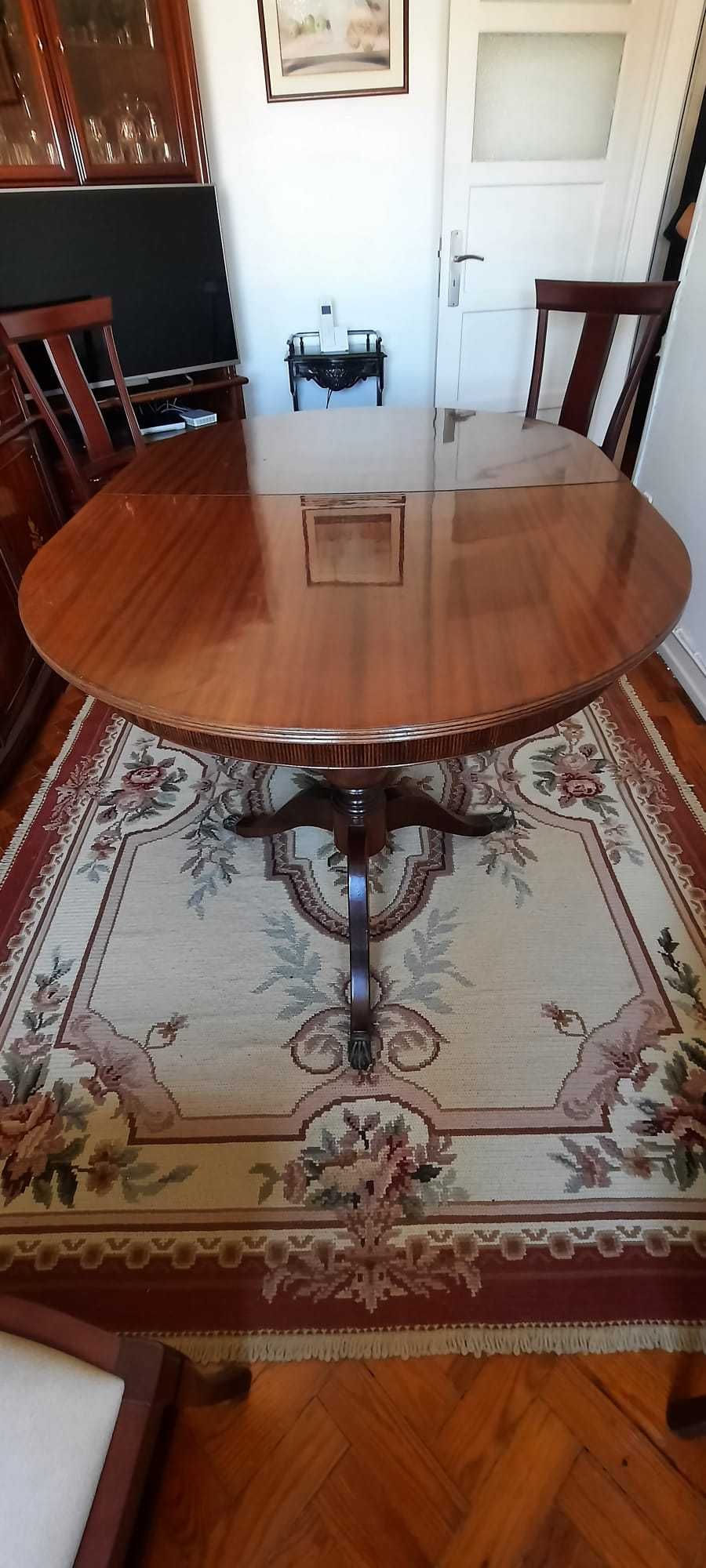 Mesa de jantar antiga de madeira maciça