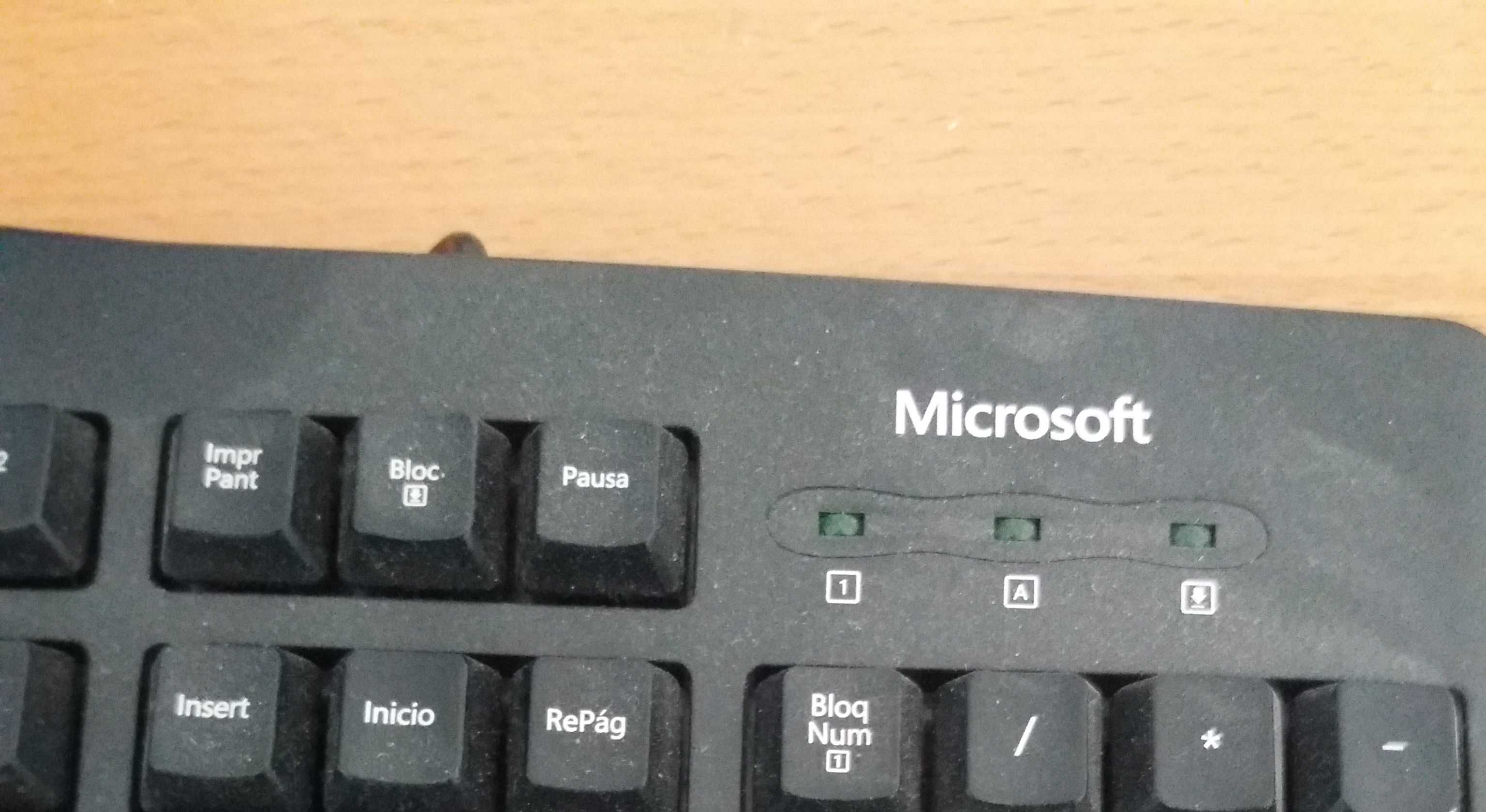 Teclado Microsoft Wired Keyboard 200 (ligação/interface USB) (Novo)