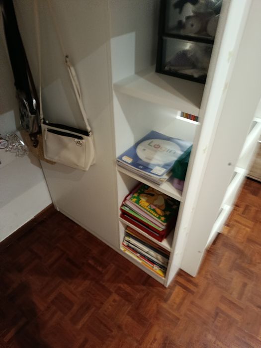 Cama alta com roupeiro e secretária IKEA