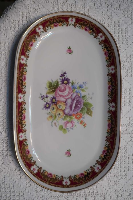 Prato com 2 chávenas de café, leiteira e açucareiro