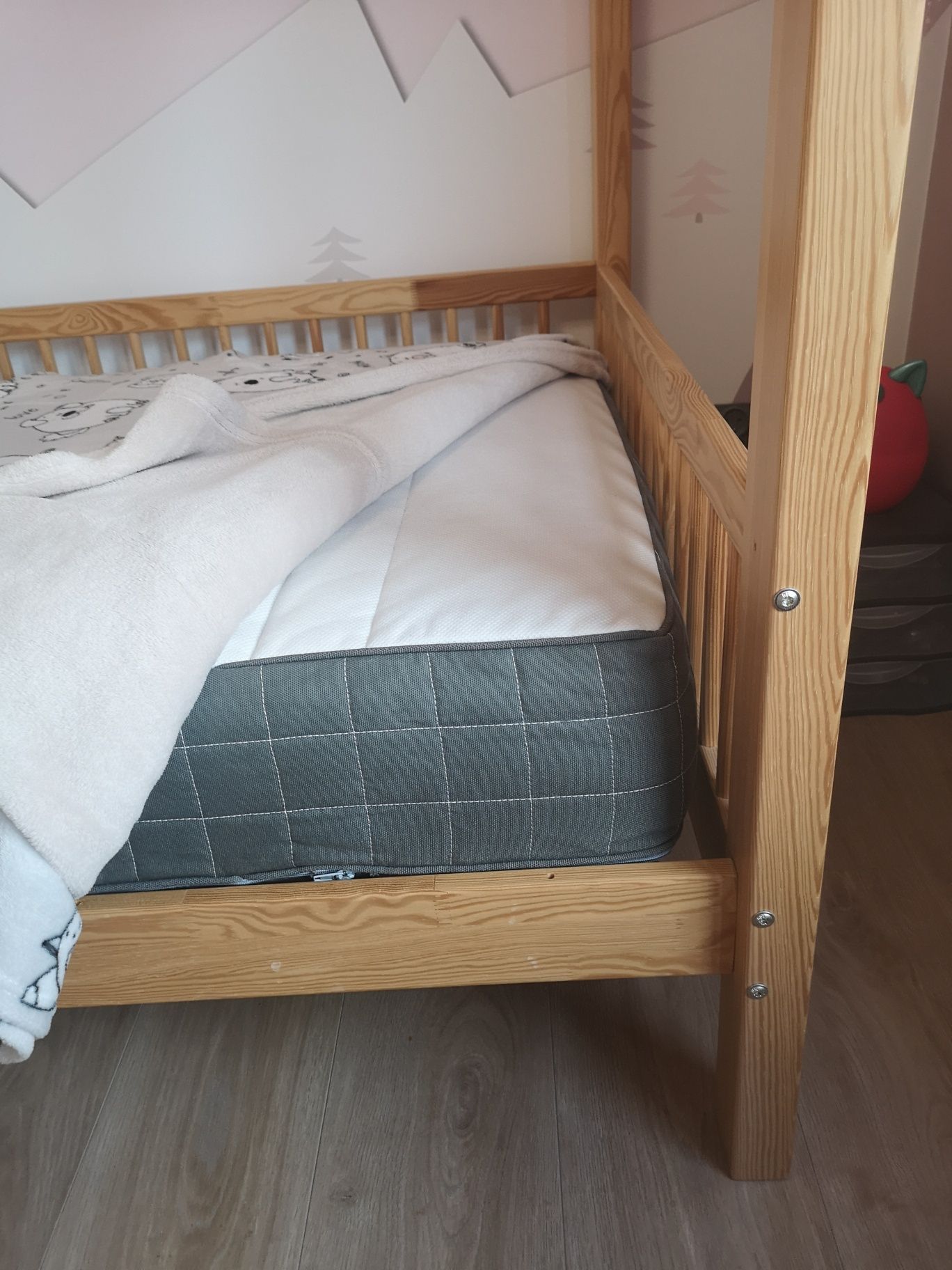 Łóżko domek dziecięce z drewna klejonego jedynka duże 90x200