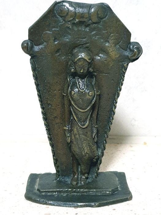 Linda pequena antiga escultura de uma Deusa em bronze