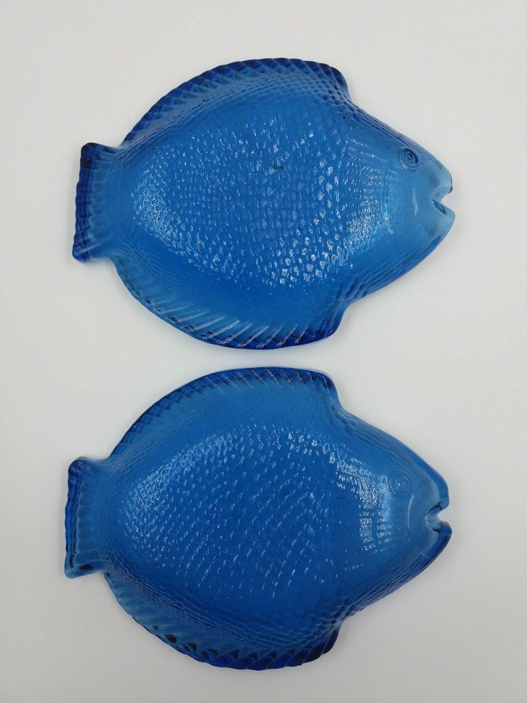 Dwie kobaltowe szklane patery w kształcie ryby PRL