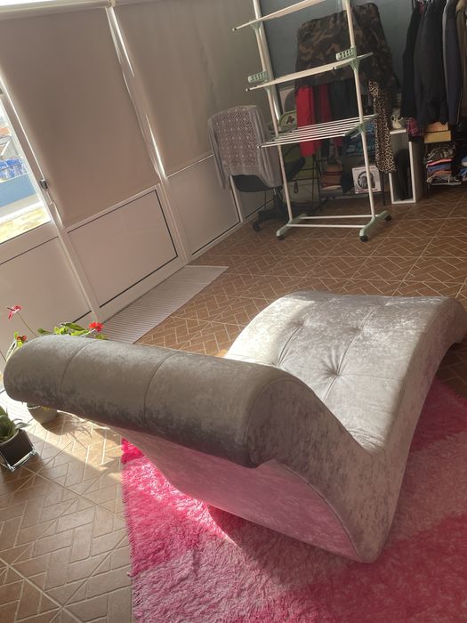 Chaise longue na cor cinzenta
