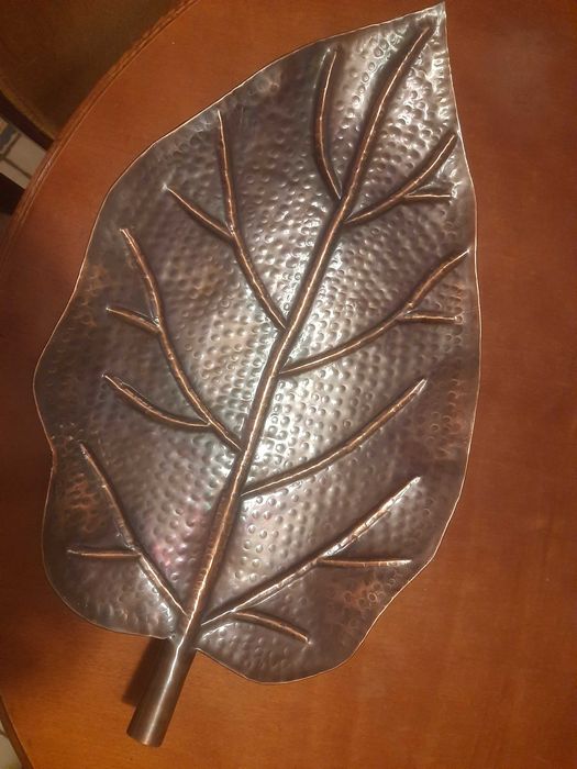 mosiężny półmisek w kształcie liścia, długość 60 cm