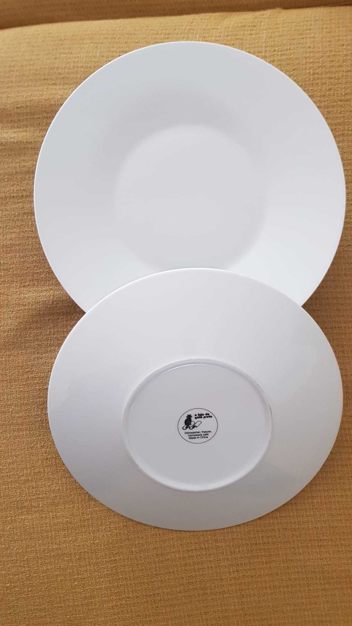 12 pratos brancos marcadores