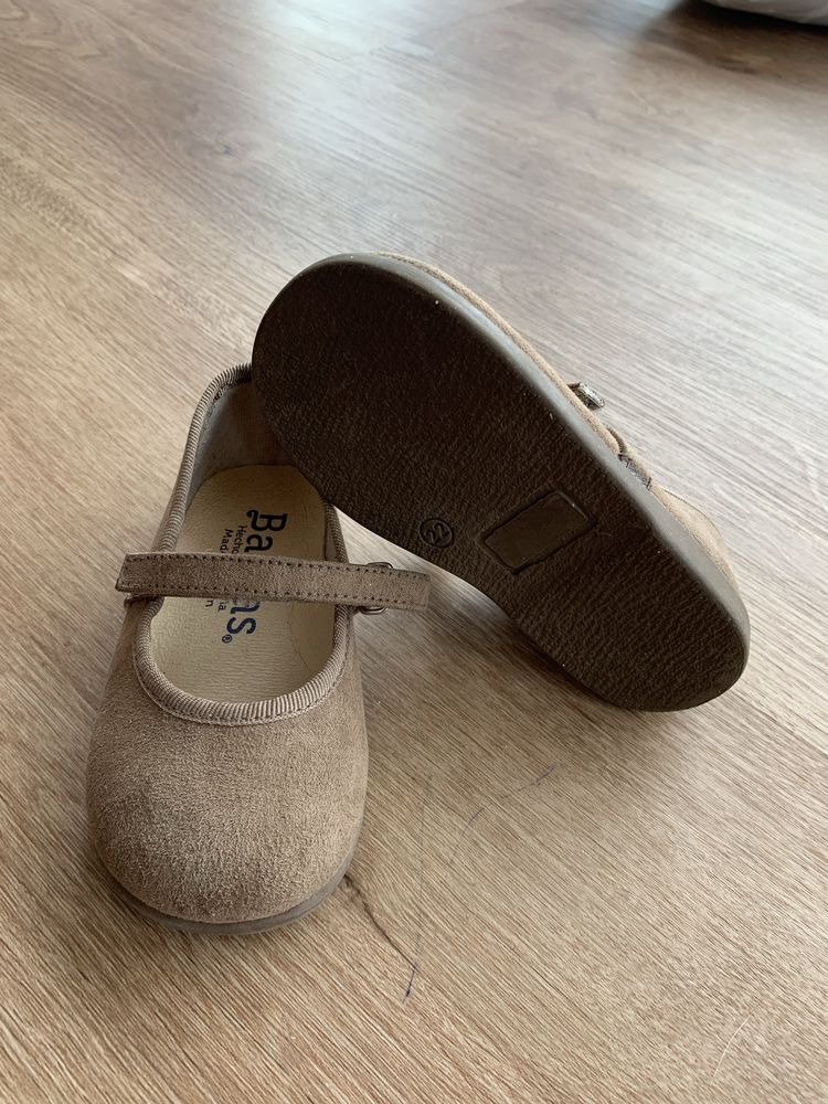 Sapatinhos estilo Mary Jane camurça