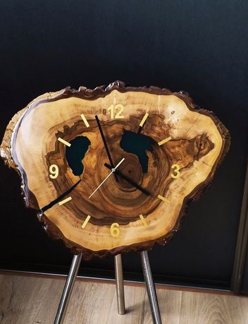 Zegar ścienny ( z plastra orzecha włoskiego zalany żywicą)