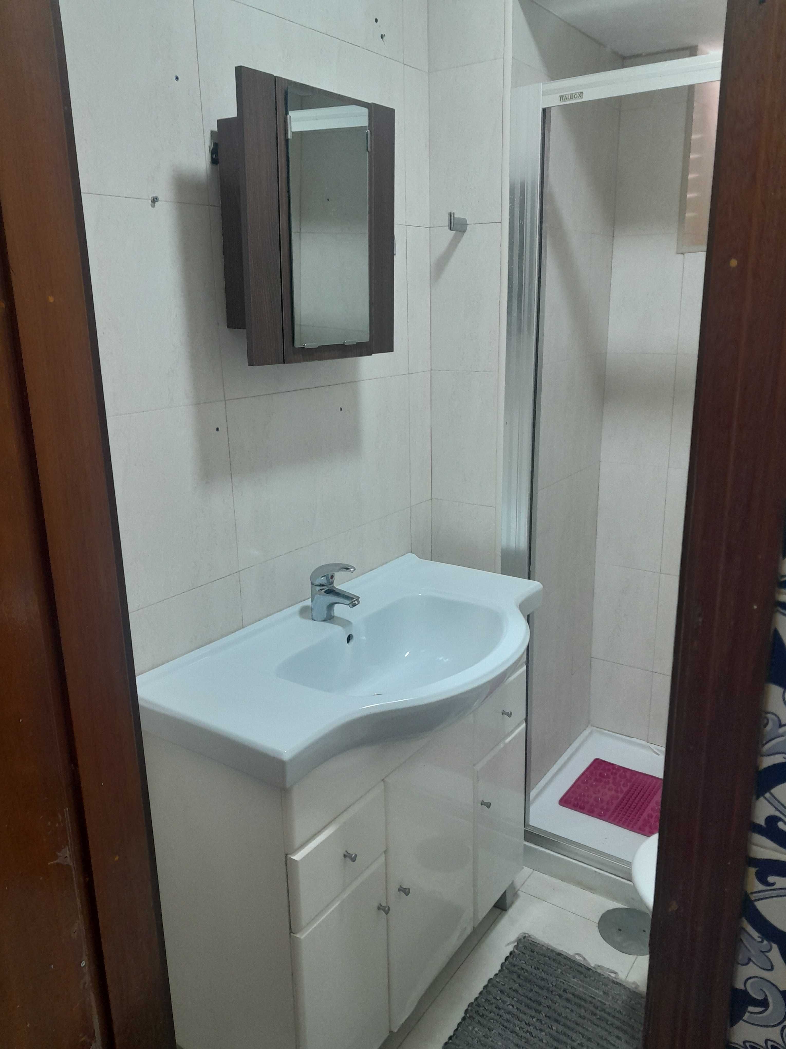 Alugo quarto para mulheres