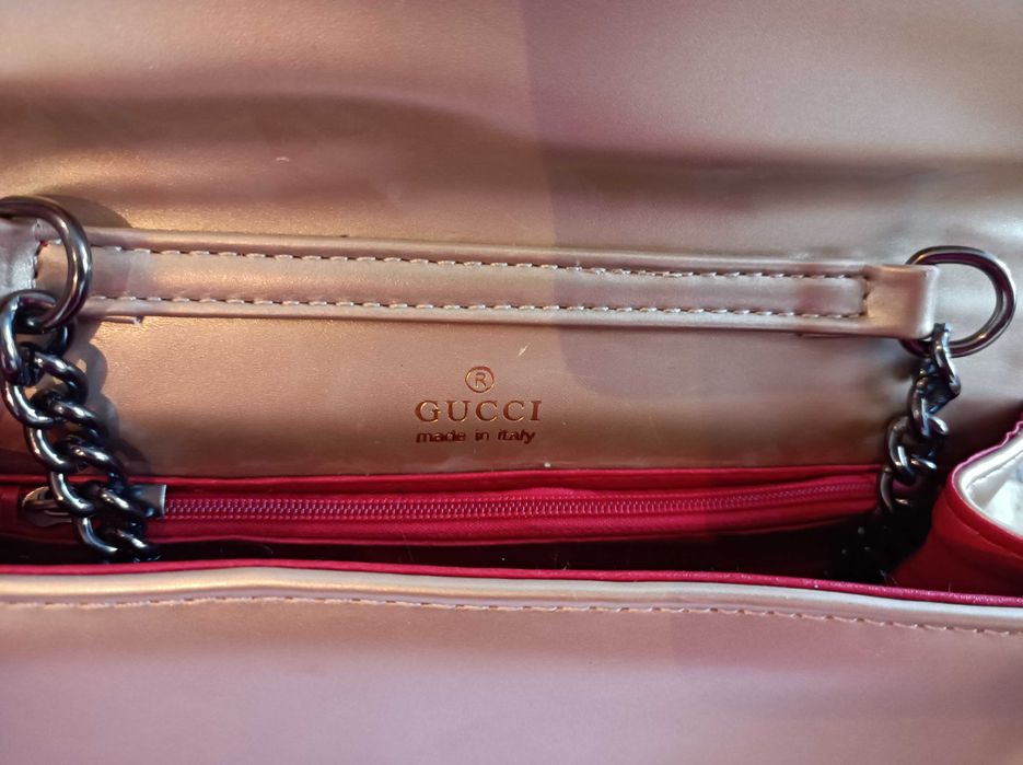 Złota torebka z łańcuszkiem