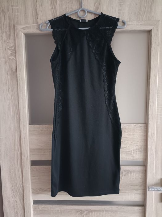 Dopasowana czarna sukienka z koronką