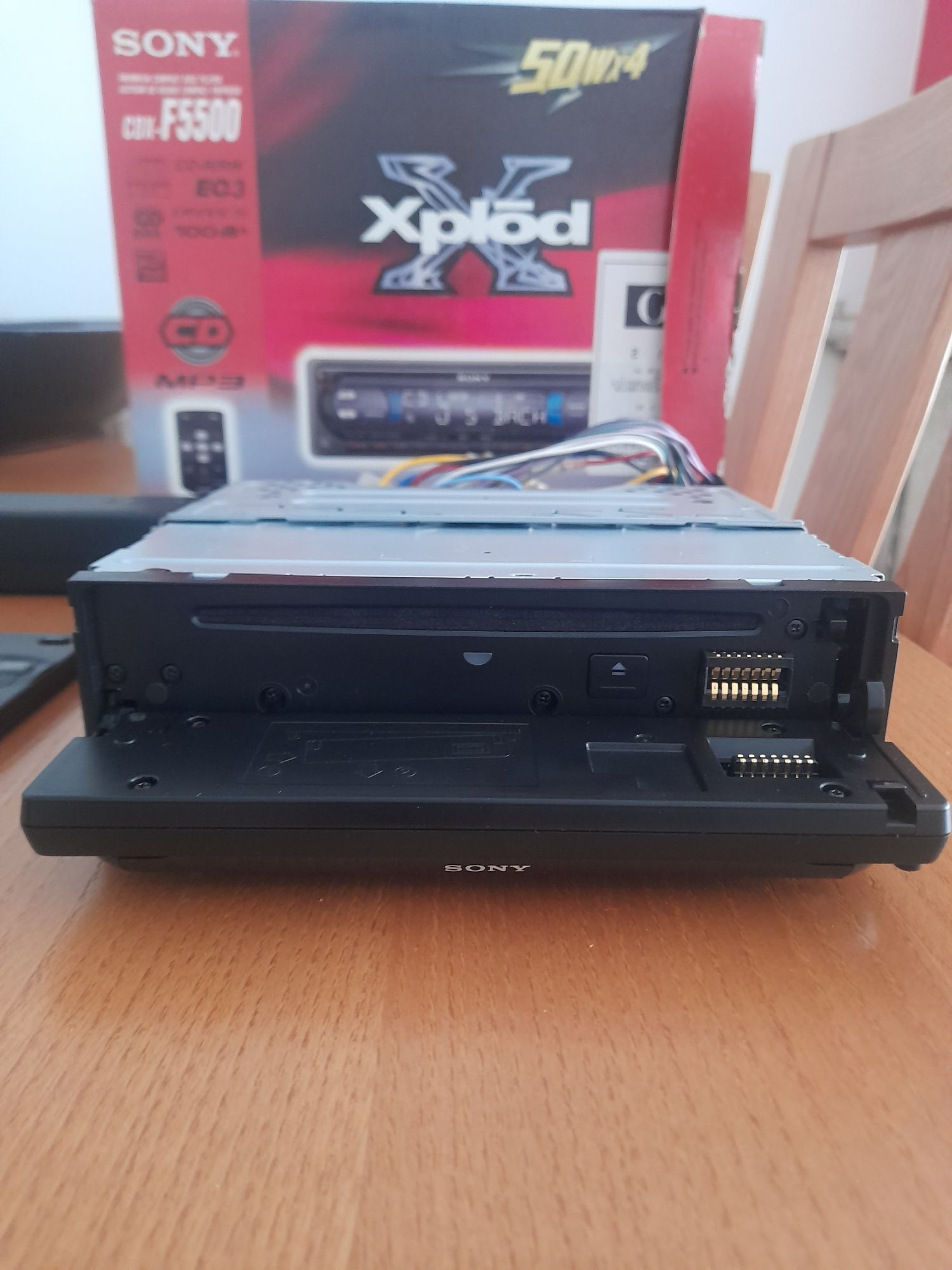 Radio uzado está  como novo  marca sony.