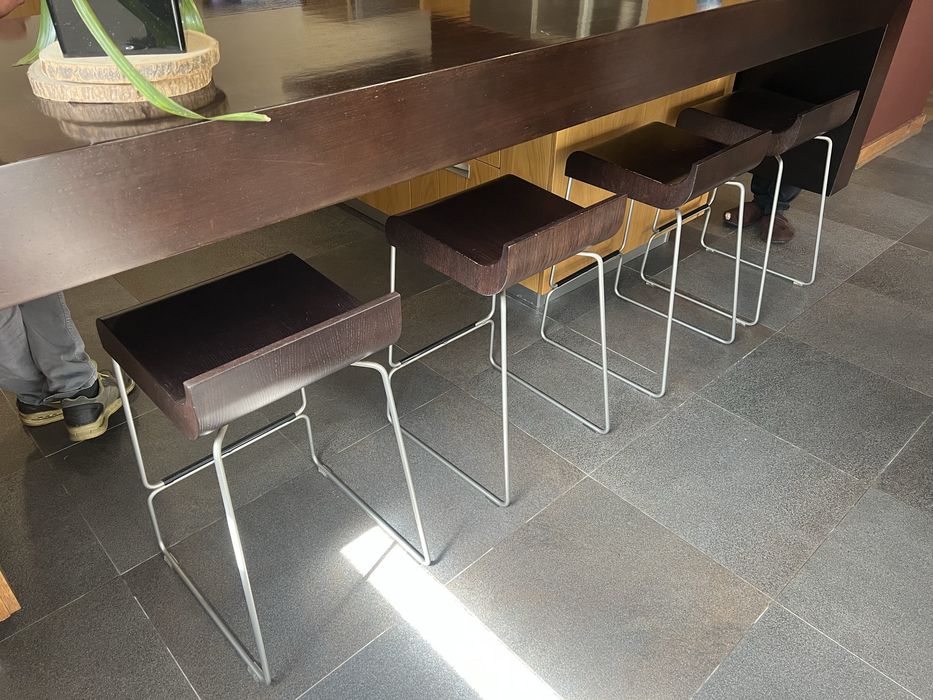 Vendo conjunto de 4 bancos de balcao (60€)